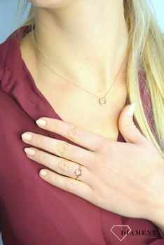 Pierścionek złoty z brylantem R62792R. Piękny pierścionek został wykonany z najwyższej jakości złota w kolorze różowym. Piękny pierścionek z brylantem. Idealny pomysł na prezent, który będzie świetną pamiątką.  (2).JPG