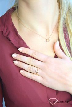 Pierścionek złoty z brylantem R62792R. Piękny pierścionek został wykonany z najwyższej jakości złota w kolorze różowym. Piękny pierścionek z brylantem. Idealny pomysł na prezent, który będzie świetną pamiątką.  (3).JPG
