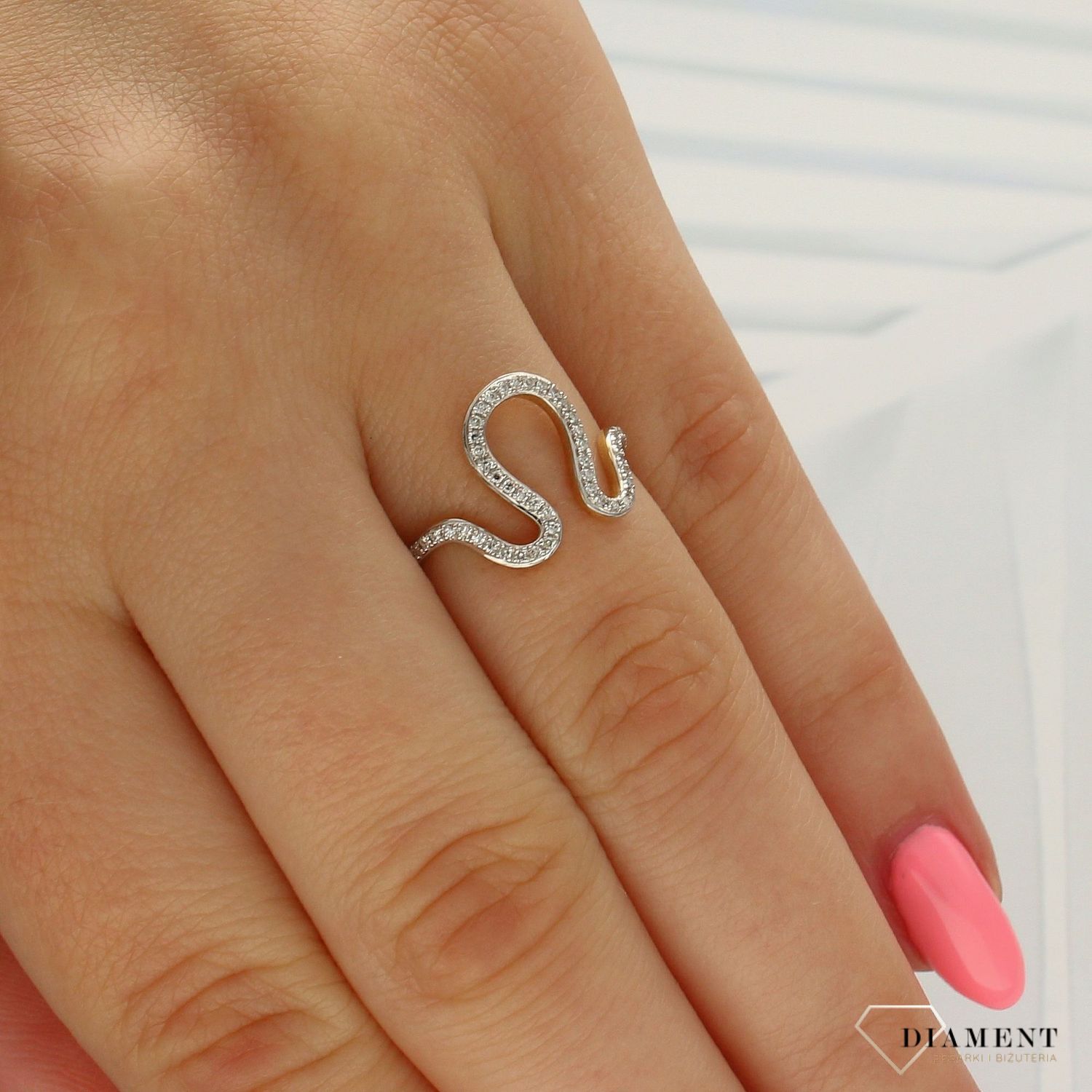 Pierścionek złoty DIAMENT 585 Omega, diamenty R63385Y. Pierścionki zaręczynowe. Delikatny pierścionek w kolorze żółtego złota z wyjątkowym wzorem wysadzonym brylantami, które dodają wyjątkowego.jpg