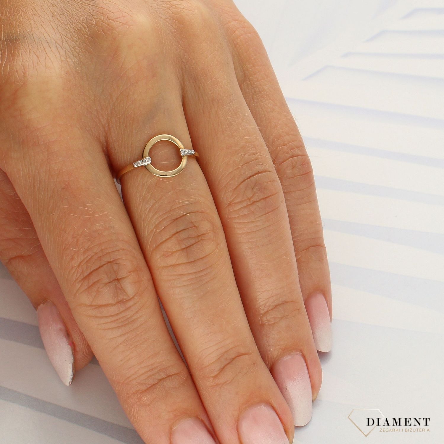 Złoty pierścionek z brylantami w kształcie koła – rozmiar 15  R65979Y.jpg