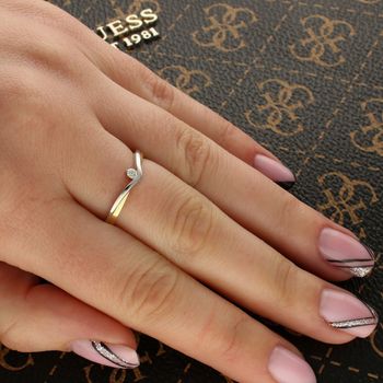 Pierścionek białe i żółte złoto w kształcie litery V z Diamentem 585 DIAMENT R8380TT.jpg