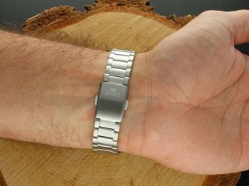 Zegarek męski Orient RA-AA0B01G39B z automatycznym mechanizmem i złotą tarczą. Wodoszczelność 50M, funkcja day-date, klasyczny styl retro z lat 70 (1).jpg