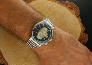Zegarek męski Orient RA-AA0B01G39B z automatycznym mechanizmem i złotą tarczą. Wodoszczelność 50M, funkcja day-date, klasyczny styl retro z lat 70 (2).jpg