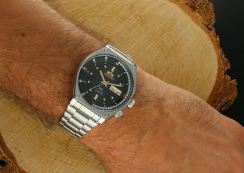 Stylowy zegarek męski Orient RA-AA0B03L39B z automatycznym mechanizmem. Niebieska tarcza, stalowa koperta, wodoszczelność 50M. Idealny do codziennych  (2).jpg
