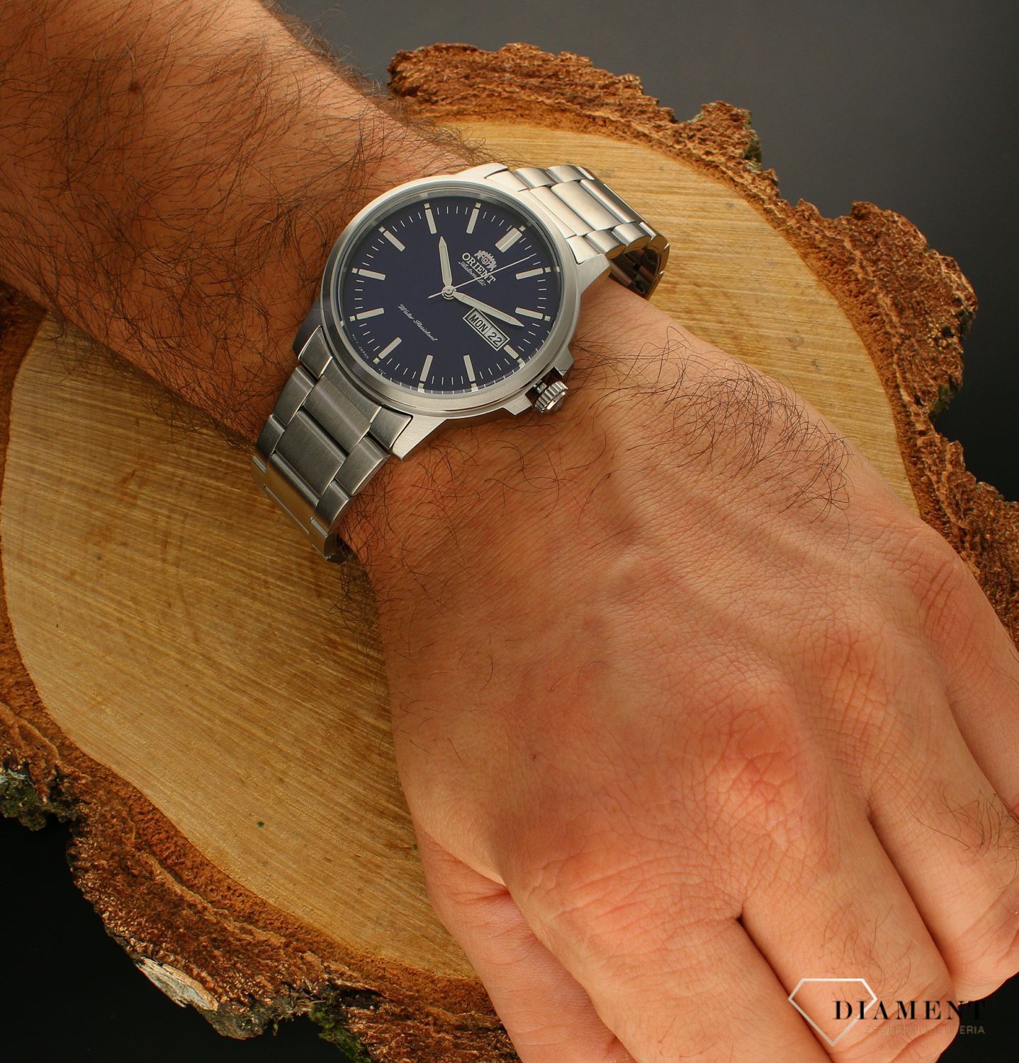Zegarek męski na bransolecie z automatycznym naciągiem i niebieską tarczą ORIENT RA-AA0C02L19B to czasomierz stworzony przez największego producenta zegarków mechanicznych firmę Orient..webp