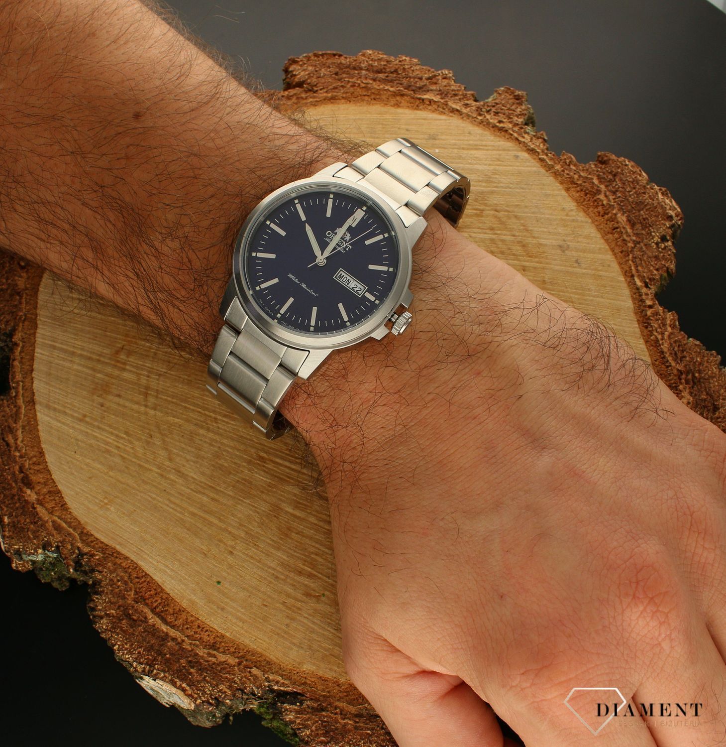 Zegarek męski na bransolecie z automatycznym naciągiem i niebieską tarczą ORIENT RA-AA0C02L19B to czasomierz stworzony przez największego producenta zegarków mechanicznych firmę Orient..webp