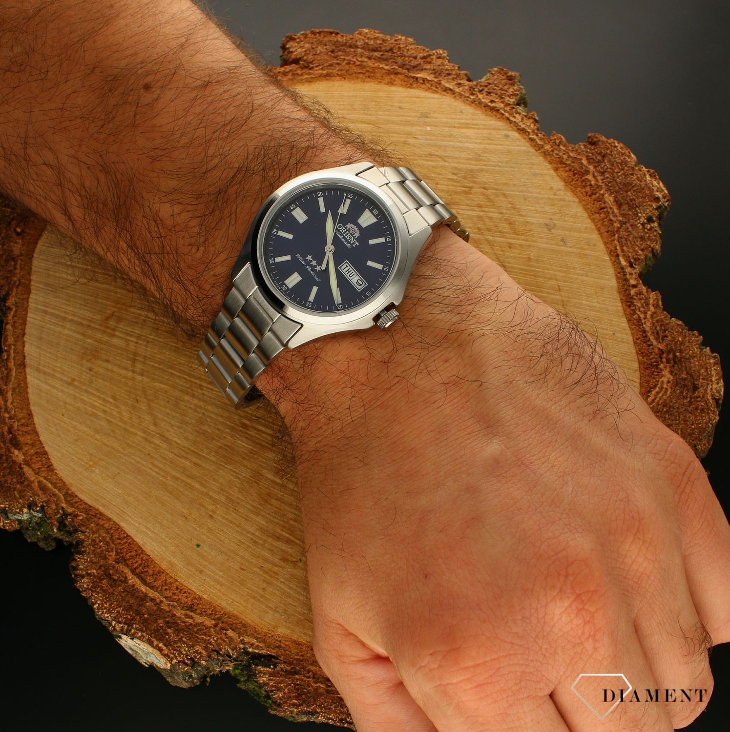 Zegarek męski japoński Orient CRYSTAL 21 JEWELS RA-AB0F09L19B z kolekcji AUTOMATIC to zegarek mechaniczny wyposażony dodatkowo w urządzenie nazywane automatycznym naciągiem.webp