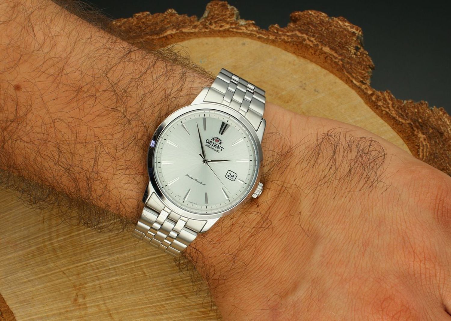 Odkryj Orient RA-AC0F02S30B – elegancki męski zegarek automatyczny ze srebrną tarczą, stalową kopertą i bransoletą 316L, z funkcją datownika i 40-godzinną rezerwą chodu.1.webp