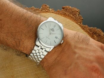 Odkryj Orient RA-AC0F02S30B – elegancki męski zegarek automatyczny ze srebrną tarczą, stalową kopertą i bransoletą 316L, z funkcją datownika i 40-godzinną rezerwą chodu.3.jpg