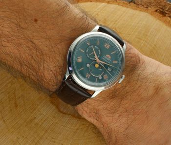 Orient RA-AC0F13E30B – elegancki zegarek automatyczny z zieloną tarczą i skórzanym paskiem (4).jpg