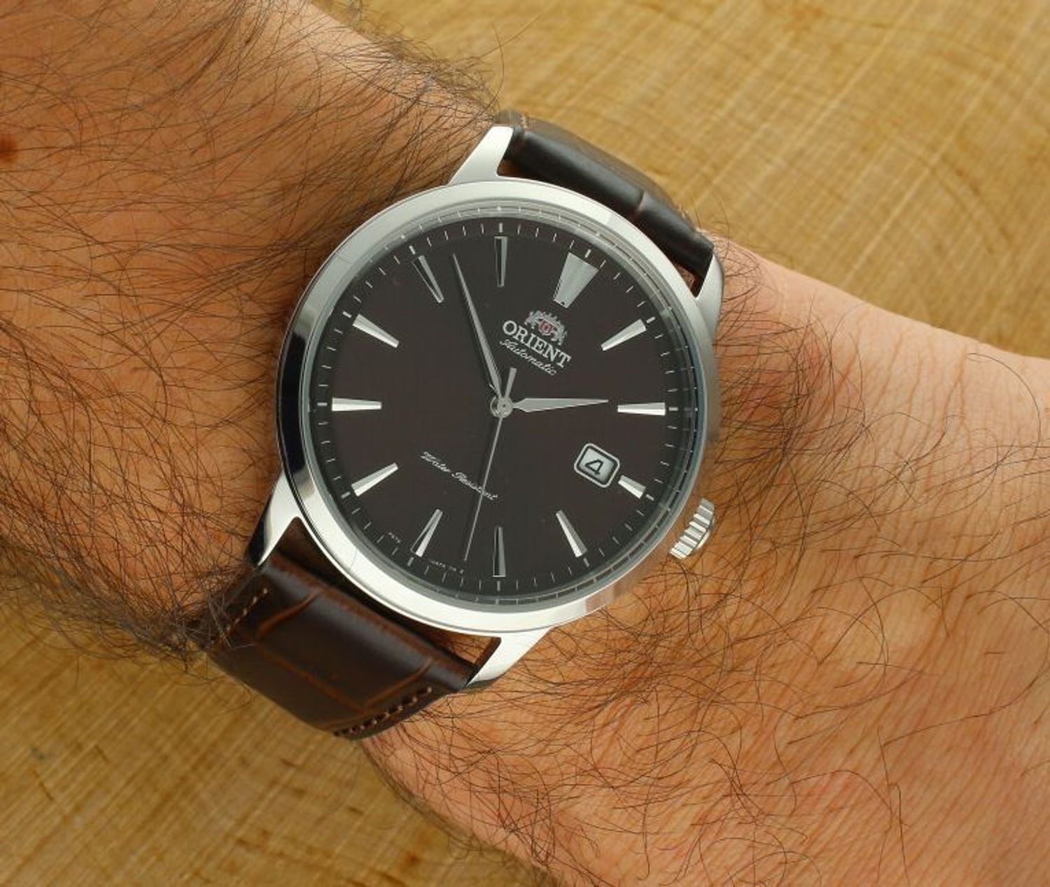 Orient RA-AC0F17Y30B – automatyczny zegarek na skórzanym pasku, brązowa tarcza.jpg