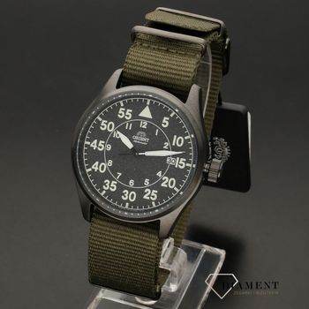 Zegarek dla mężczyzny marki Orient z czarna tarczą i paskiem w kolorze khaki (2).jpg