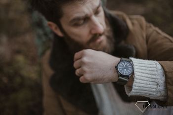 Zegarek dla mężczyzny marki Orient z czarna tarczą i paskiem w kolorze khaki. Ekskluzywny menel.jpg