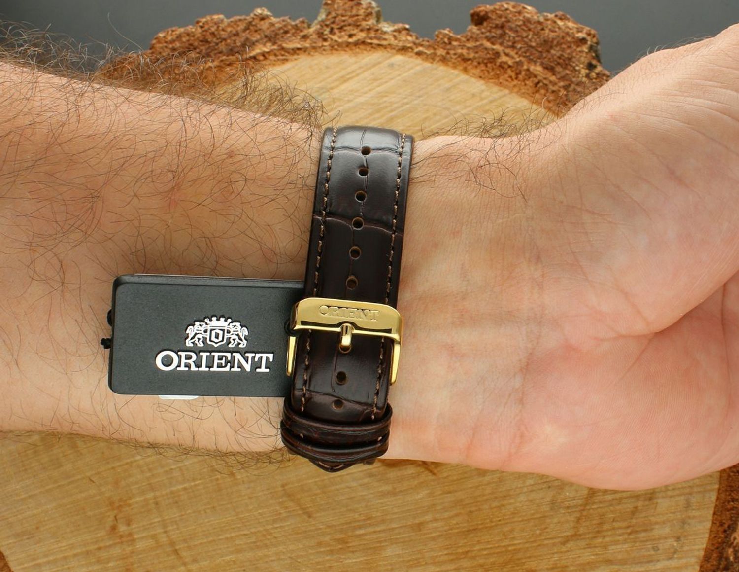 Poznaj Orient RA-AC0M01S30B Bambino Automatic – klasyczny męski zegarek z automatycznym mechanizmem, 40-godzinną rezerwą chodu, srebrną tarczą, złotą kopertą i skórzanym paskiem.1.jpg