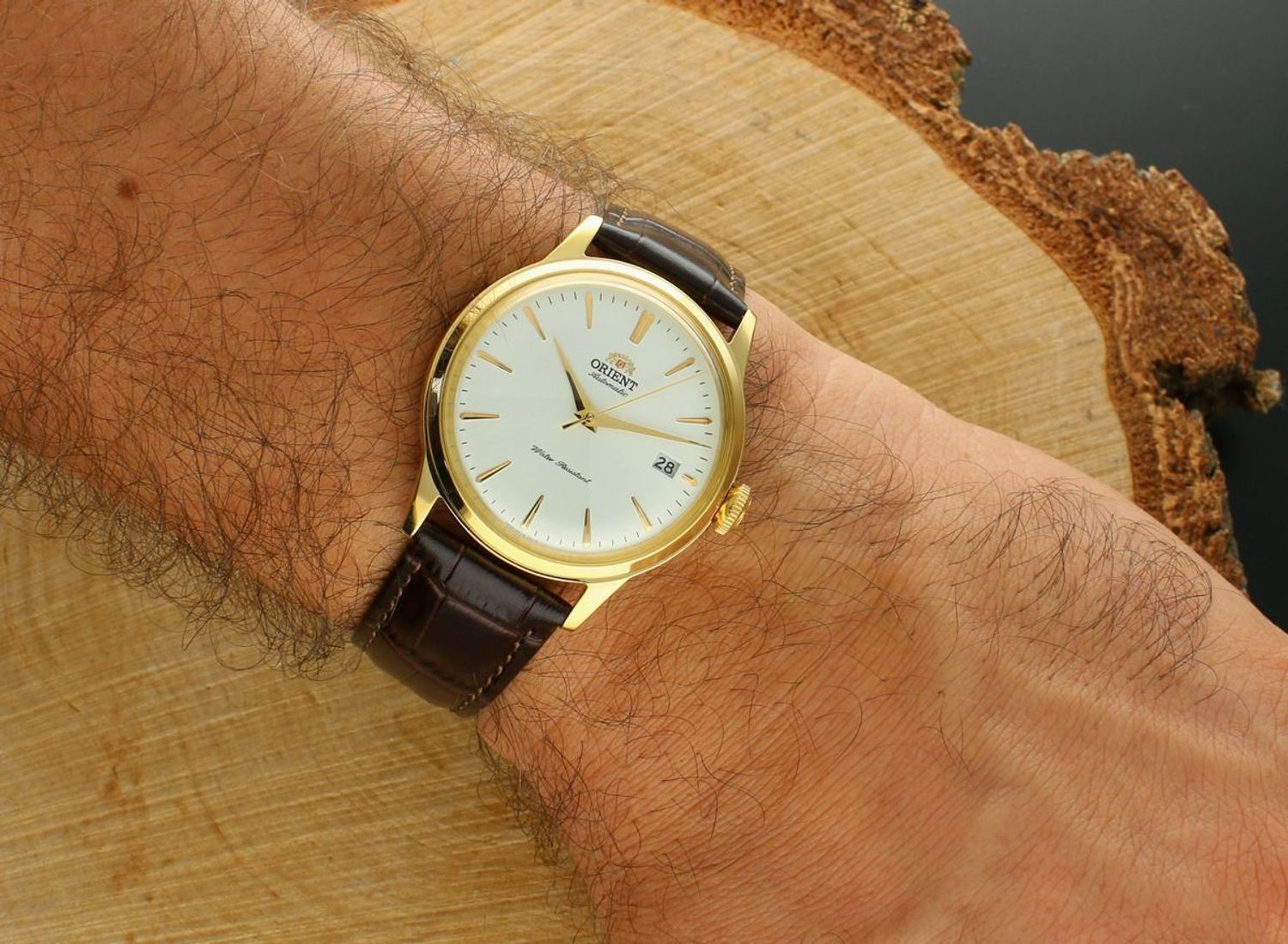 Poznaj Orient RA-AC0M01S30B Bambino Automatic – klasyczny męski zegarek z automatycznym mechanizmem, 40-godzinną rezerwą chodu, srebrną tarczą, złotą kopertą i skórzanym paskiem.1.jpg