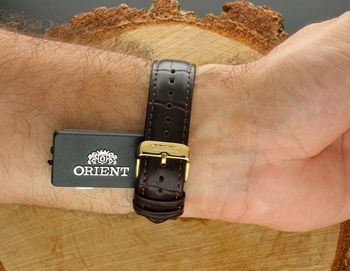 Poznaj Orient RA-AC0M01S30B Bambino Automatic – klasyczny męski zegarek z automatycznym mechanizmem, 40-godzinną rezerwą chodu, srebrną tarczą, złotą kopertą i skórzanym paskiem. I4.jpg