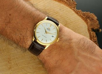 Poznaj Orient RA-AC0M01S30B Bambino Automatic – klasyczny męski zegarek z automatycznym mechanizmem, 40-godzinną rezerwą chodu, srebrną tarczą, złotą kopertą i skórzanym paskiem.2.jpg