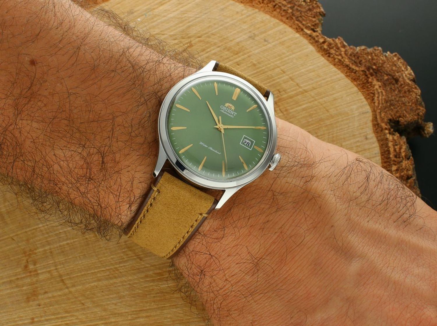 Odkryj Orient Bambino 42 mm – klasyczny zegarek męski z zieloną tarczą, stalową kopertą, skórzanym paskiem, mechanizmem automatycznym F6724 i datownikiem. Idealny na co dzień.1.jpg