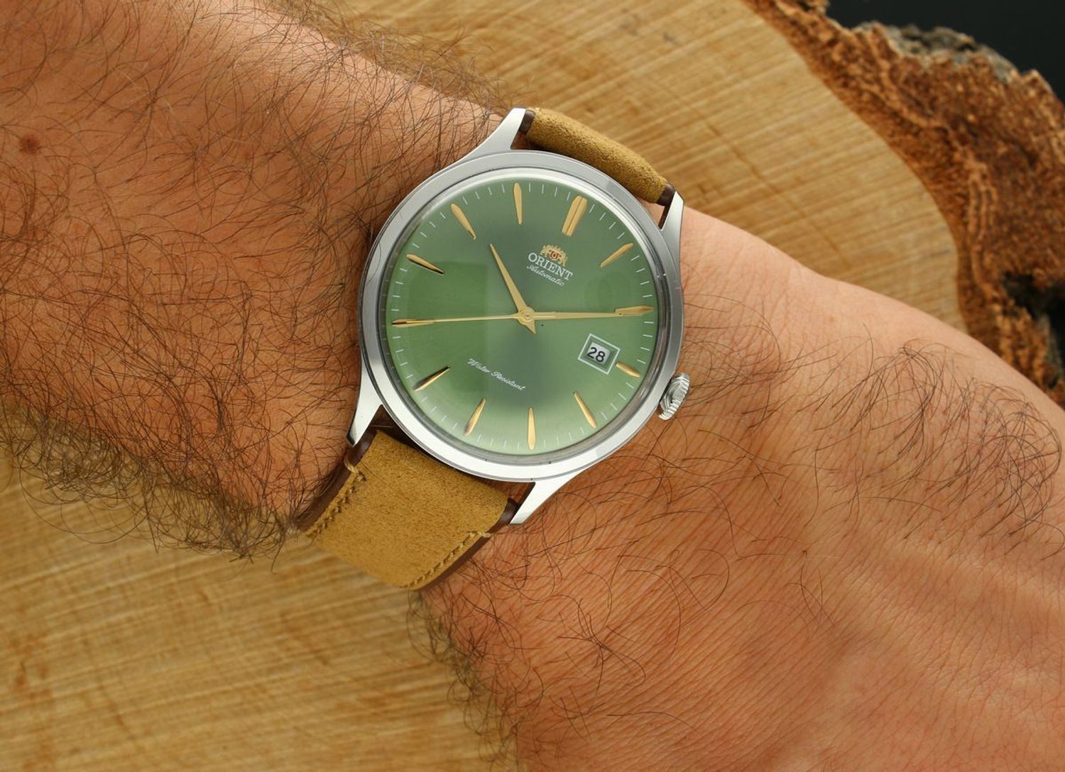 Odkryj Orient Bambino 42 mm – klasyczny zegarek męski z zieloną tarczą, stalową kopertą, skórzanym paskiem, mechanizmem automatycznym F6724 i datownikiem. Idealny na co dzień.1.jpg