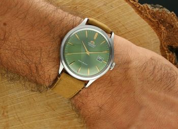 Odkryj Orient Bambino 42 mm – klasyczny zegarek męski z zieloną tarczą, stalową kopertą, skórzanym paskiem, mechanizmem automatycznym F6724 i datownikiem. Idealny na co dzień.3.jpg