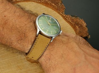 Odkryj Orient Bambino 42 mm – klasyczny zegarek męski z zieloną tarczą, stalową kopertą, skórzanym paskiem, mechanizmem automatycznym F6724 i datownikiem. Idealny na co dzień.4.jpg