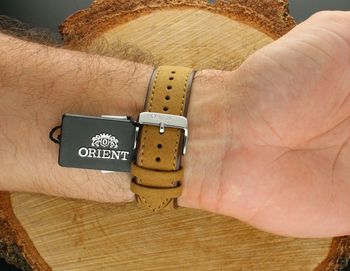 Odkryj Orient Bambino 42 mm – klasyczny zegarek męski z zieloną tarczą, stalową kopertą, skórzanym paskiem, mechanizmem automatycznym F6724 i datownikiem. Idealny na co dzień.6.jpg