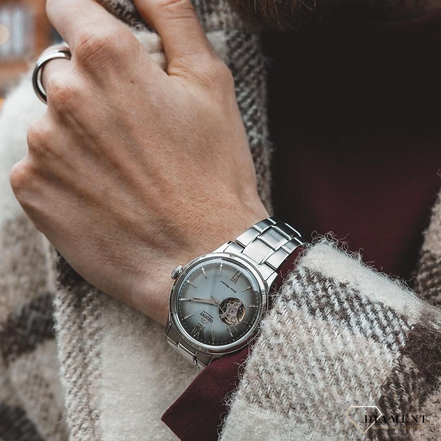 Zegarek męski Orient to elegancki zegarek na stalowej bransolecie z piękną szara tarczą. Zegarek będzie świetnym pomysłem na prezent dla mężczyzny.1.jpg