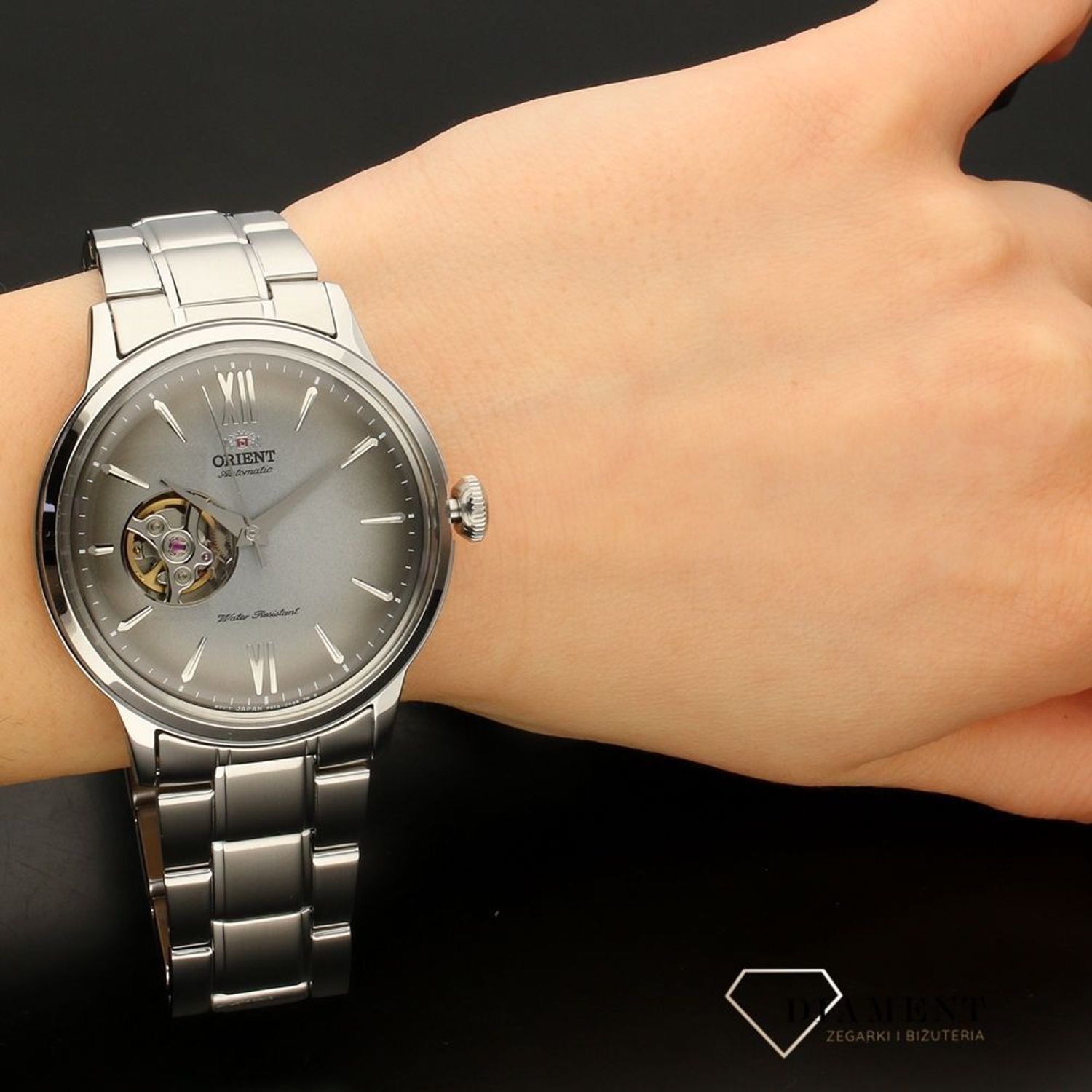 Zegarek męski Orient to elegancki zegarek na stalowej bransolecie z piękną szara tarczą. Zegarek będzie świetnym pomysłem na prezent dla mężczyzny.1.jpg