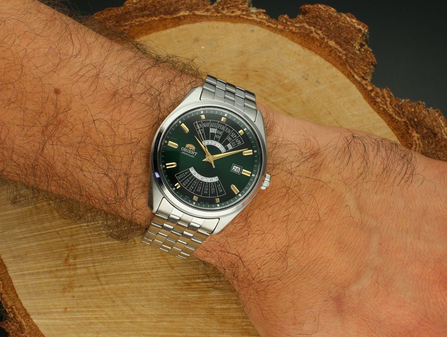 Odkryj Orient RA-BA0002E30B – męski zegarek automatyczny z zieloną tarczą, stalową bransoletą, zakręcanym deklem i zaawansowanym kalendarzem Multi Year Calendar. 1.jpg