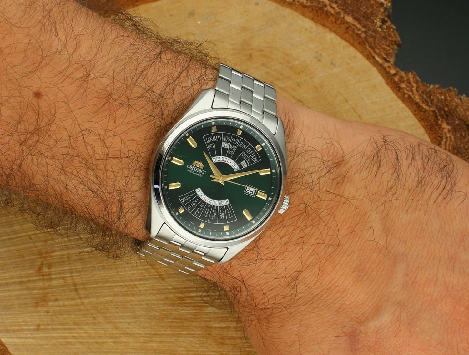 Odkryj Orient RA-BA0002E30B – męski zegarek automatyczny z zieloną tarczą, stalową bransoletą, zakręcanym deklem i zaawansowanym kalendarzem Multi Year Calendar. 1.jpg