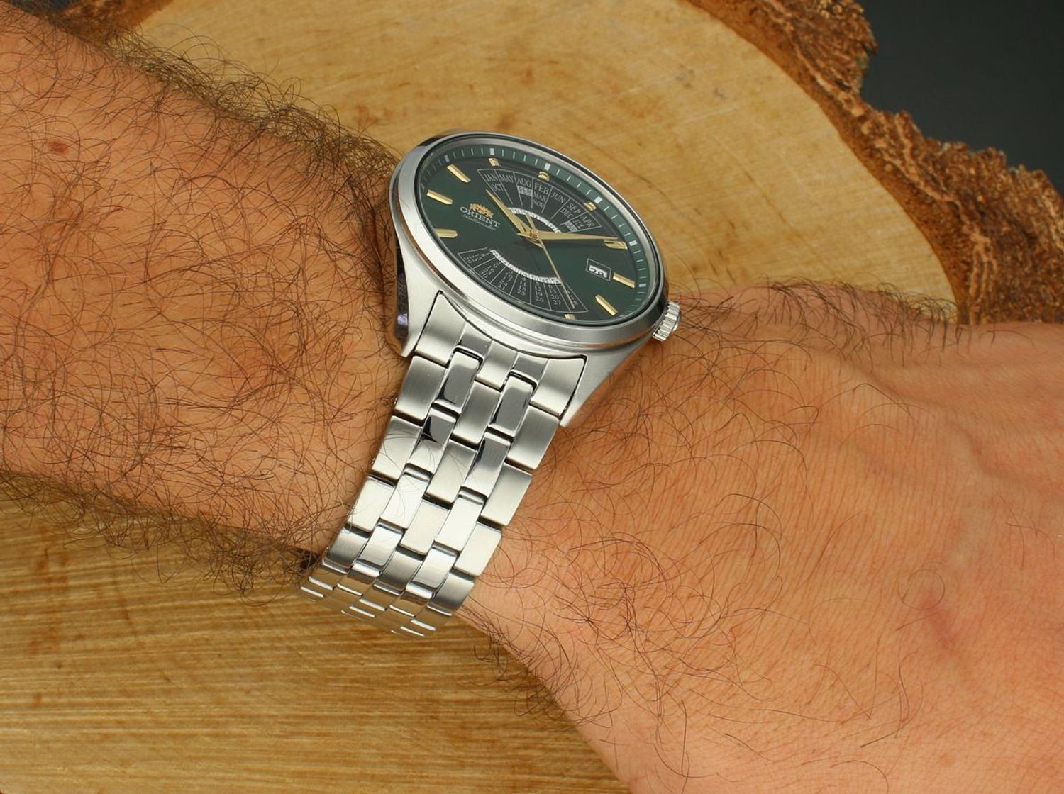 Odkryj Orient RA-BA0002E30B – męski zegarek automatyczny z zieloną tarczą, stalową bransoletą, zakręcanym deklem i zaawansowanym kalendarzem Multi Year Calendar. 1.jpg