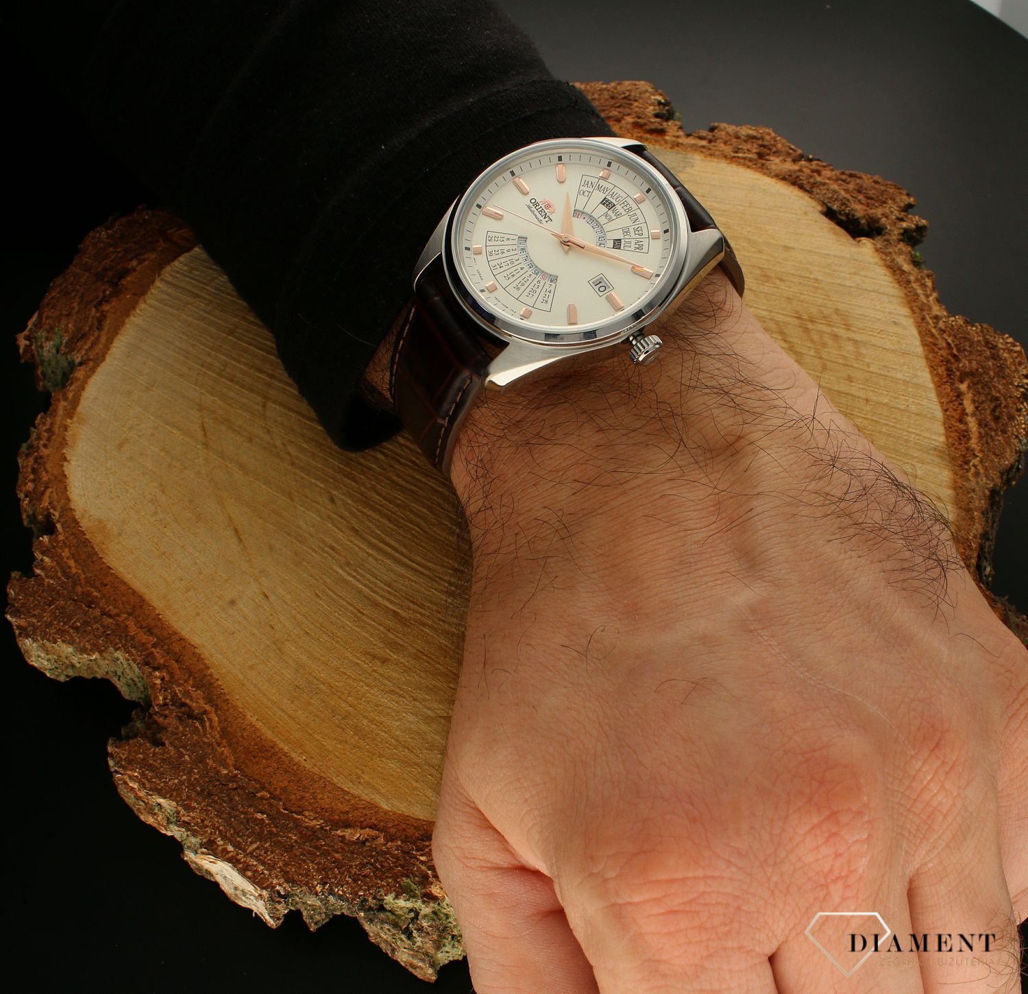 Zegarek męski Orient Multi-year Calendar na brązowym pasku RA-BA0005S10B.  Bardzo duża wodoszczelność - na poziomie 100m (10ATM) zegarek bez obaw może być zanurzany w wodzie np. podczas kąpieli czy pływan.jpg