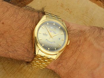 Zegarek Orient Gent Automatic Multi-Year Calendar Poland Edition RA-BA0007G3YB. Mechanizm automatyczny, koperta stal 316L 43 mm, bransoleta złota stalowa, szkło mineralne, wodoszczelność 5ATM, 3.jpg