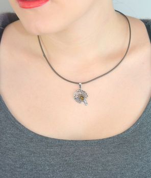 Srebrna zawieszka próby 925 ze znakiem zodiaku Rak i naturalnym bursztynem. Wymiary 3,0 × 1,8 cm, waga 2,07 g. Symboliczny i elegancki dodatek idealny na prezent (2).JPG