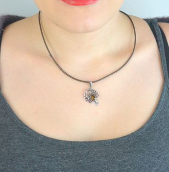 Srebrna zawieszka próby 925 ze znakiem zodiaku Rak i naturalnym bursztynem. Wymiary 3,0 × 1,8 cm, waga 2,07 g. Symboliczny i elegancki dodatek idealny na prezent (3).JPG