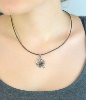 Srebrna zawieszka próby 925 ze znakiem zodiaku Rak i naturalnym bursztynem. Wymiary 3,0 × 1,8 cm, waga 2,07 g. Symboliczny i elegancki dodatek idealny na prezent (5).JPG