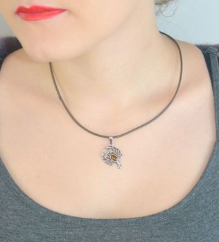 Srebrna zawieszka próby 925 ze znakiem zodiaku Rak i naturalnym bursztynem. Wymiary 3,0 × 1,8 cm, waga 2,07 g. Symboliczny i elegancki dodatek idealny na prezent (6).JPG