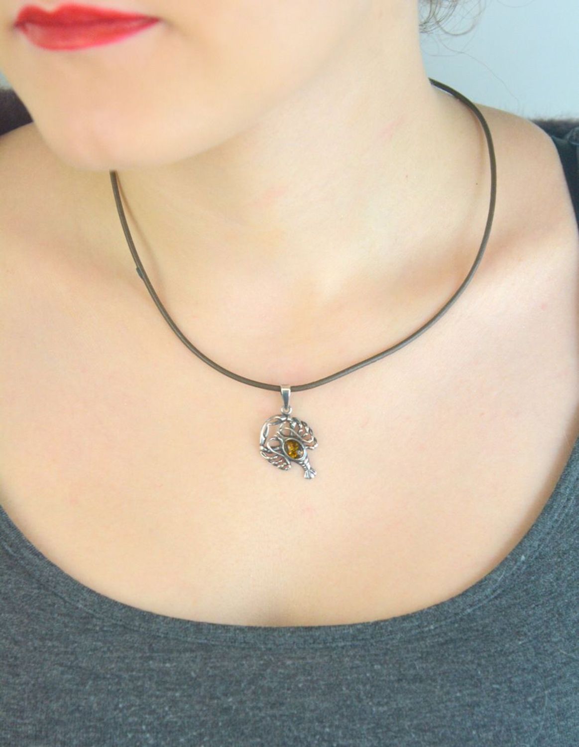 Srebrna zawieszka próby 925 ze znakiem zodiaku Rak i naturalnym bursztynem. Wymiary 3,0 × 1,8 cm, waga 2,07 g. Symboliczny i elegancki dodatek idealny na prezent.1.jpg