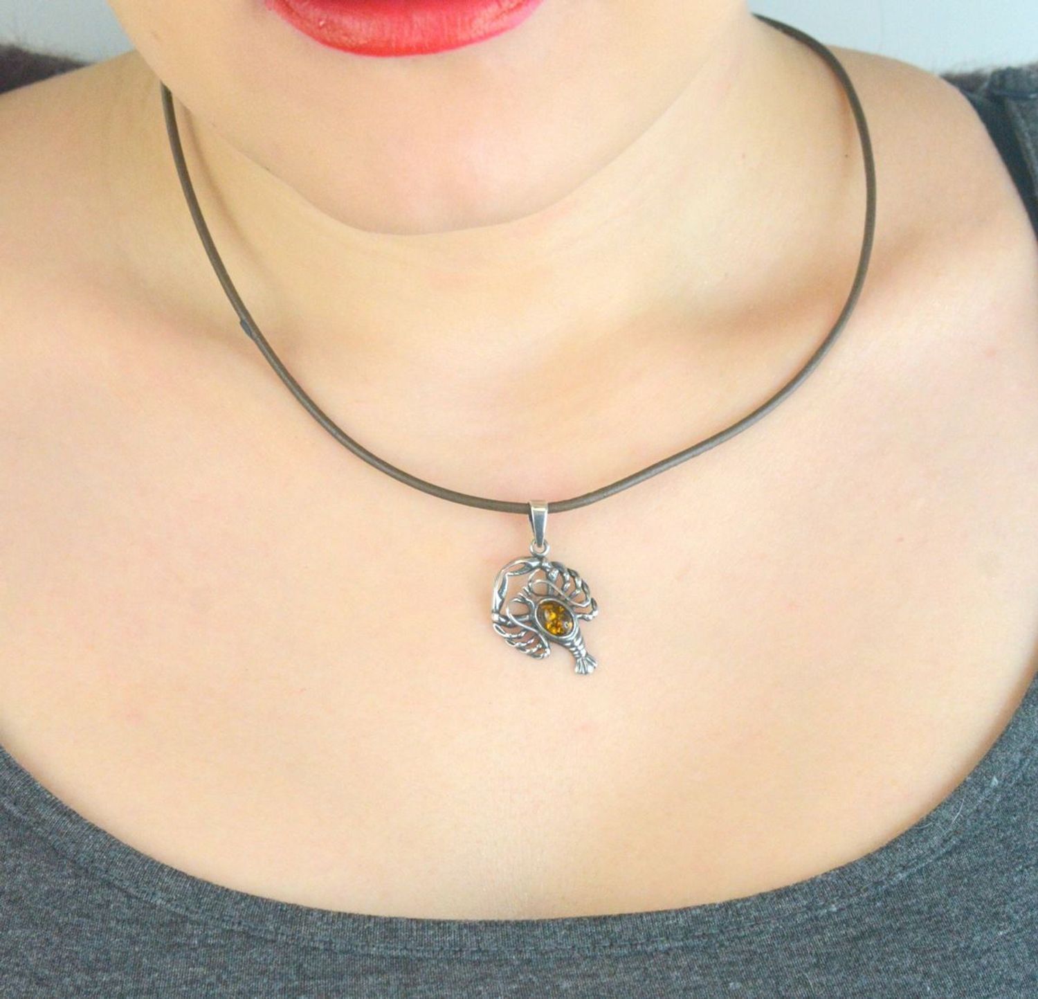 Srebrna zawieszka próby 925 ze znakiem zodiaku Rak i naturalnym bursztynem. Wymiary 3,0 × 1,8 cm, waga 2,07 g. Symboliczny i elegancki dodatek idealny na prezent.1.jpg