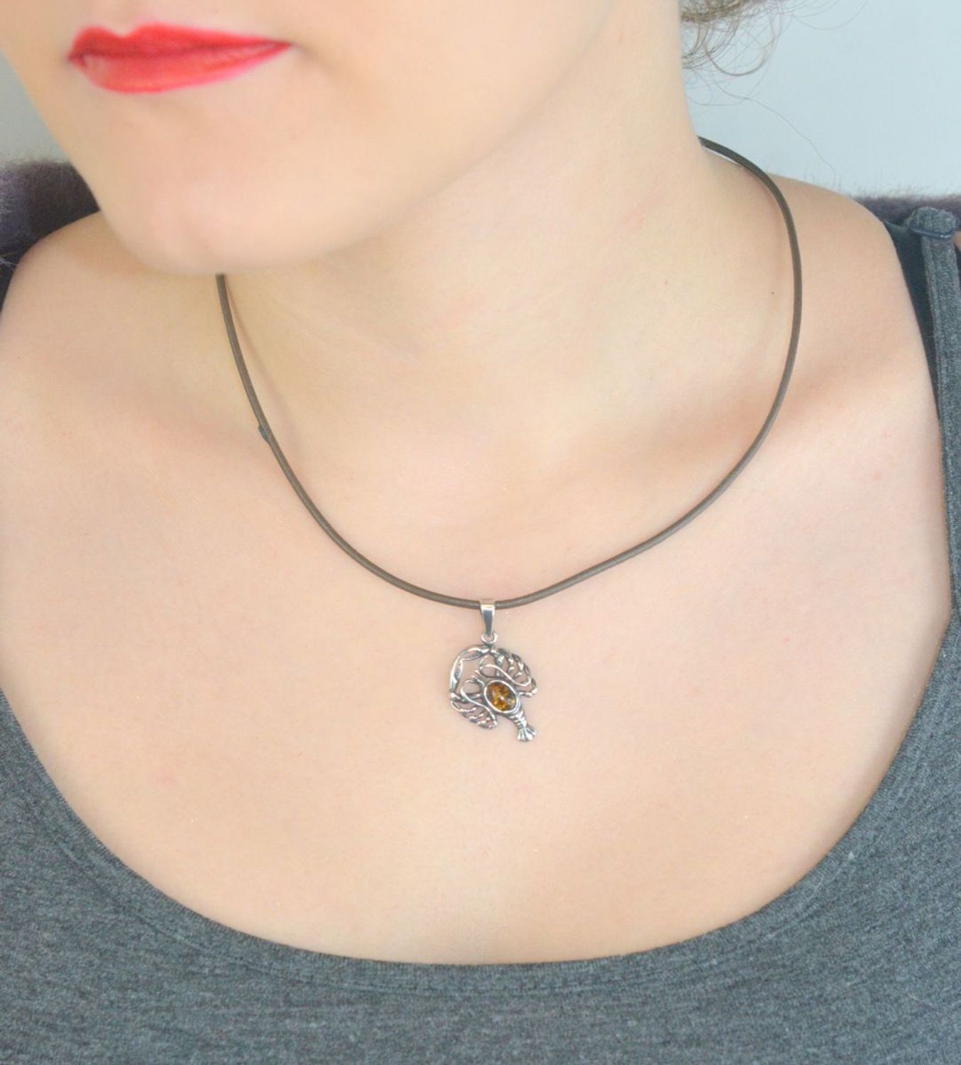 Srebrna zawieszka próby 925 ze znakiem zodiaku Rak i naturalnym bursztynem. Wymiary 3,0 × 1,8 cm, waga 2,07 g. Symboliczny i elegancki dodatek idealny na prezent.1.jpg