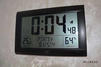 Zegar z wyświetlaczem wyposażony w funkcje alarmu, datownikiem, termometrem oraz higrometr. Zegar ścienny zasilany na baterię. Zegar na ścianę i na biurko (2).JPG