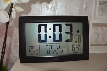 Zegar z wyświetlaczem wyposażony w funkcje alarmu, datownikiem, termometrem oraz higrometr. Zegar ścienny zasilany na baterię. Zegar na ścianę i na biurko (8).JPG
