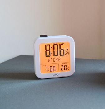  Biały cyfrowy budzik z pomiarem temperatury i wyświetlaniem dni tygodnia w języku polskim JVD RB9370.1.. Budzik cyfrowy z termometrem (5).JPG