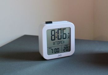  Biały cyfrowy budzik z pomiarem temperatury i wyświetlaniem dni tygodnia w języku polskim JVD RB9370.1.. Budzik cyfrowy z termometrem (6).JPG