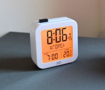 Czarny cyfrowy budzik z pomiarem temperatury i wyświetlaniem dni tygodnia w języku polskim JVD RB9370.2 Budzik cyfrowy z termometrem (3).JPG