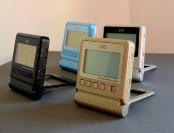 Srebrny cyfrowy podróżny zegar  budzik z pomiarem temperatury i rozkładaną klapką i automatycznym nocnym podświetleniem JVD RB9391.1 (1).JPG