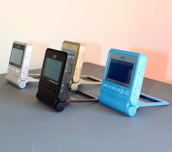 Srebrny cyfrowy podróżny zegar  budzik z pomiarem temperatury i rozkładaną klapką i automatycznym nocnym podświetleniem JVD RB9391.1 (2).JPG