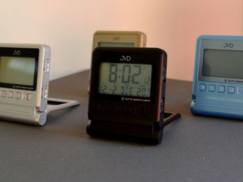 Niebieski cyfrowy podróżny zegar  budzik z pomiarem temperatury i rozkładaną klapką i automatycznym nocnym podświetleniem JVD RB9391 (1).JPG