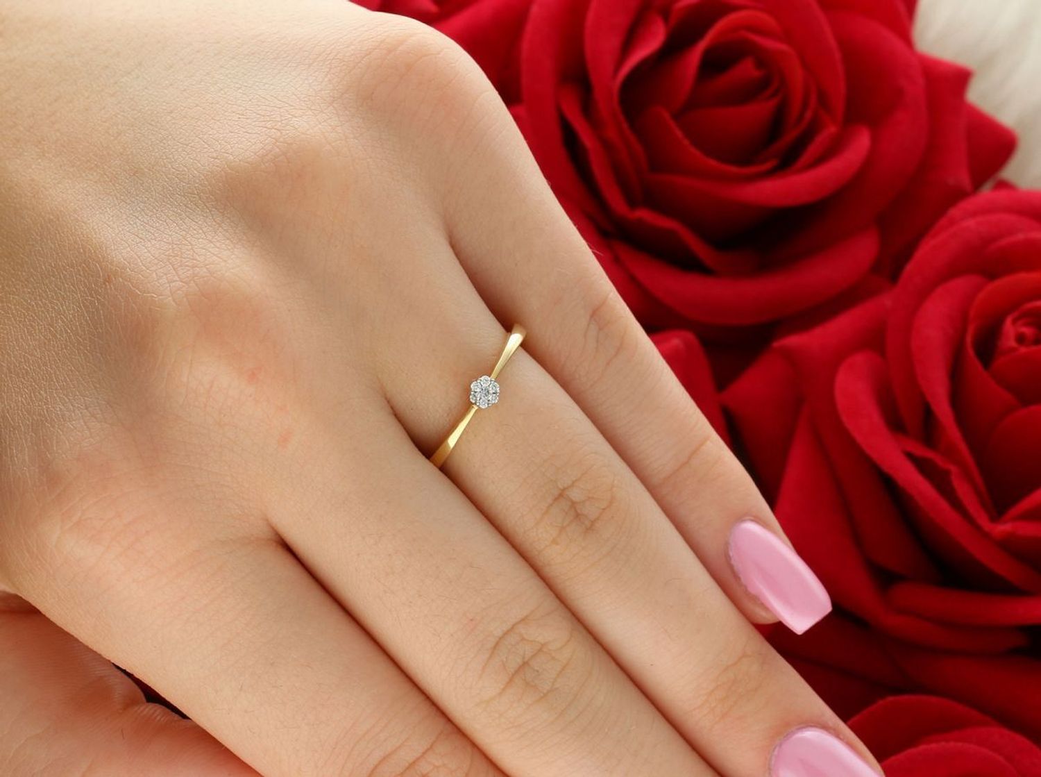 Elegancki pierścionek damski z białego lub żółtego złota 585, ozdobiony 7 diamentami o łącznej masie 0,35 ct, czystości VS1 i barwie F. Idealny prezent!1.jpg