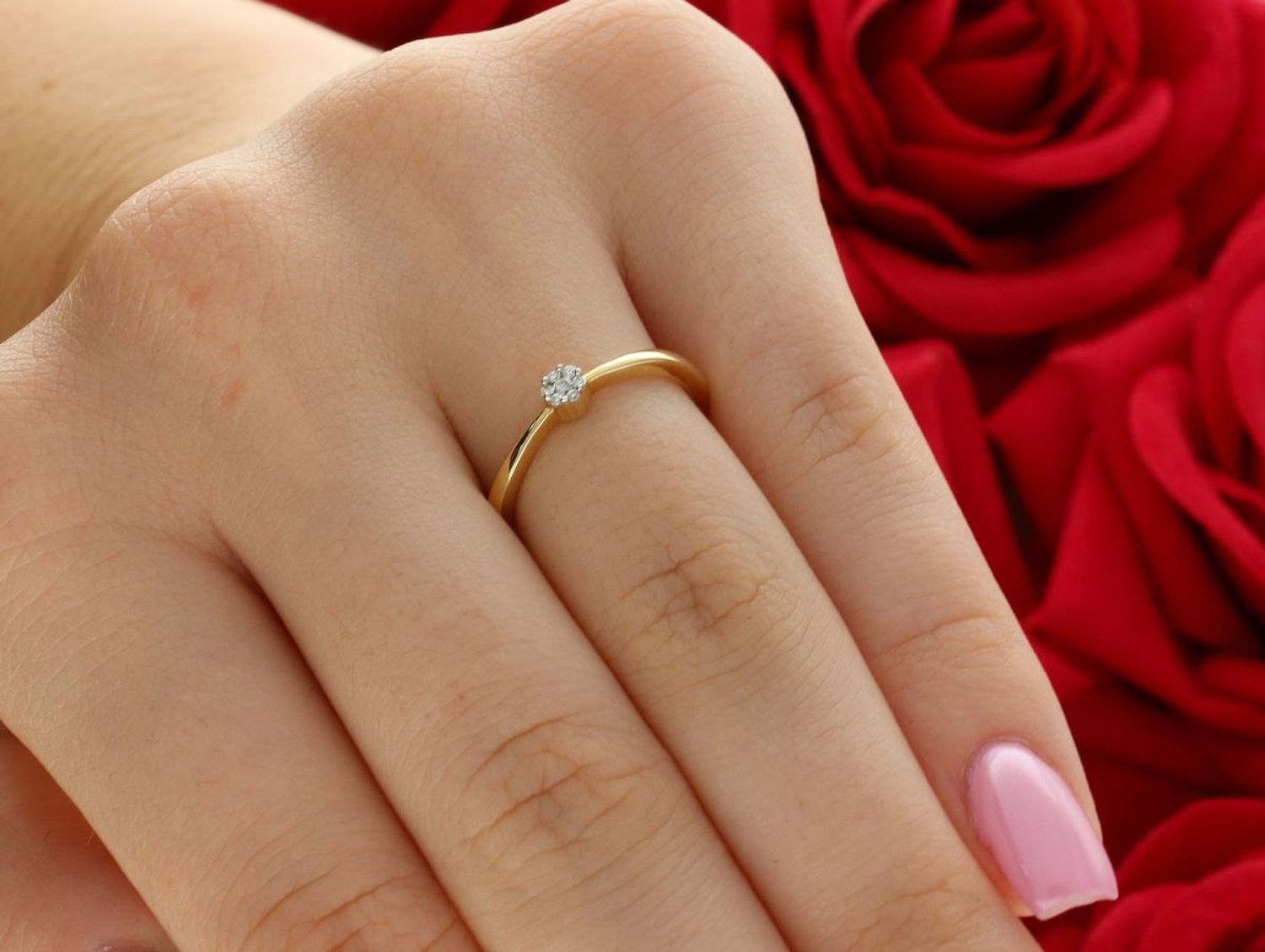 Elegancki pierścionek damski z białego lub żółtego złota 585, ozdobiony 7 diamentami o łącznej masie 0,35 ct, czystości VS1 i barwie F. Idealny prezent!1.jpg